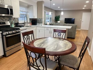 Mikrobølgeovn, ovn, kokeplater og oppvaskmaskin