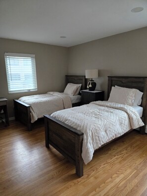 2 habitaciones, tabla de planchar con plancha, wifi y ropa de cama 