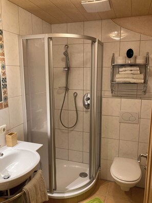 Douche, serviettes fournies, savon, papier de toilette