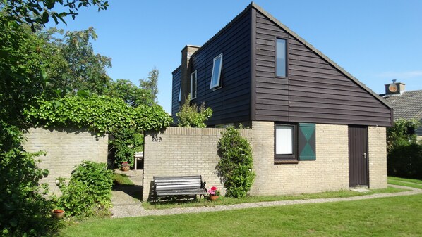 Exterior - Spring break on Texel. Lovely bungalow in 5 star vacation park.  (De Cocksdorp)
