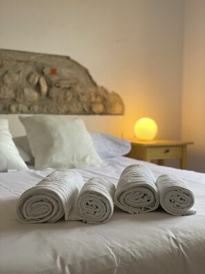 6 bedrooms, WiFi, bed sheets