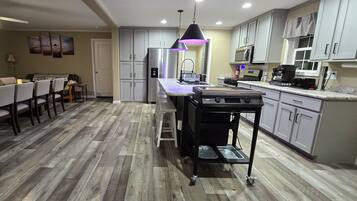 Geschirrspüler, Wasserkocher mit Kaffee-/Teezubehör