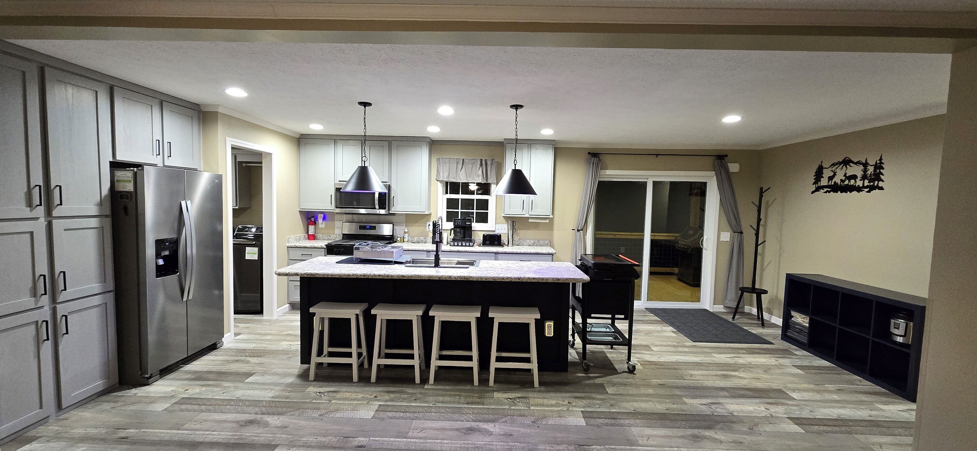 Lavavajillas, cafetera y tetera y utensilios de cocina 