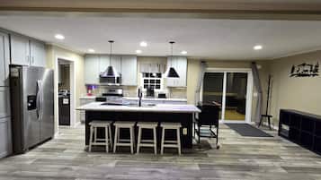 Geschirrspüler, Wasserkocher mit Kaffee-/Teezubehör