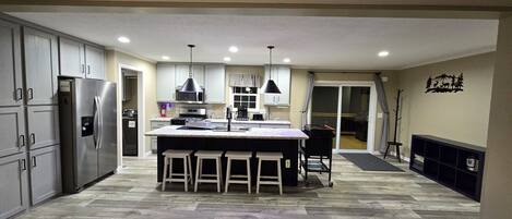 Lavavajillas, cafetera y tetera y utensilios de cocina