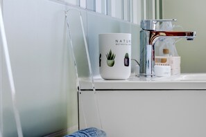 Dusche, Haartrockner, Bidet, Handtücher