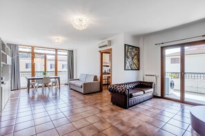 Smart TV, books - Live Rome, feel at home: large apartment near the metro and St. Peter's. (Roma)