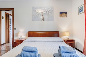2 bedrooms, in-room safe, iron/ironing board, travel crib - Live Rome, feel at home: large apartment near the metro and St. Peter's. (Roma)