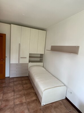 2 chambres, coffres-forts dans les chambres, fer et planche à repasser