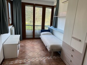 2 chambres, coffres-forts dans les chambres, fer et planche à repasser