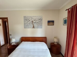 2 chambres, coffres-forts dans les chambres, fer et planche à repasser