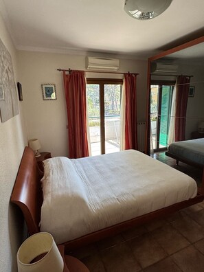 2 bedrooms, travel crib, free WiFi, bed sheets