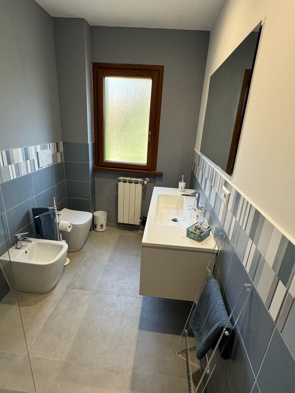 Douche, sèche-cheveux, bidet, serviettes fournies