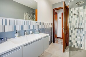 Shower, hair dryer, bidet, towels