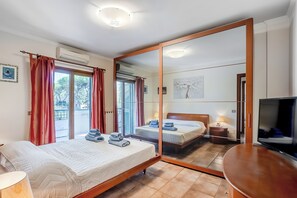 2 soverom, safe på rommet, strykejern/-brett og reiseseng for barn