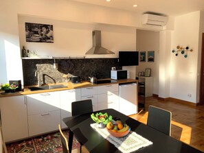 Fridge, microwave, stovetop, dishwasher