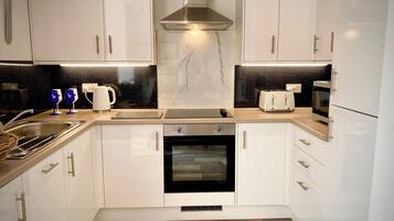 House | Private kitchen | Fridge, microwave, oven, stovetop