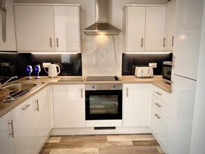 Maison | Cuisine privée | Réfrigérateur, micro-ondes, four, plaque de cuisson