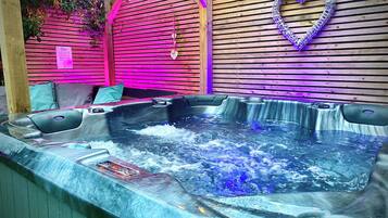 House | Outdoor spa tub