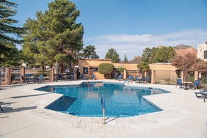 Een buitenzwembad, een verwarmd zwembad