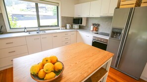 Fridge, microwave, oven, stovetop - Alpine Nest - sunny retreat close to town (Bright)