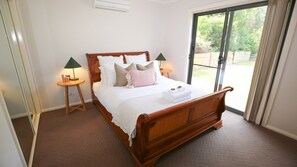 2 bedrooms, desk, bed sheets - Alpine Nest - sunny retreat close to town (Bright)