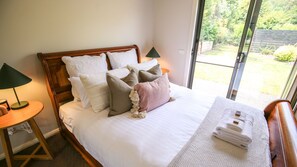 2 slaapkamers, een bureau, beddengoed