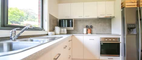 Réfrigérateur, four à micro-ondes, un four, surface de cuisson
