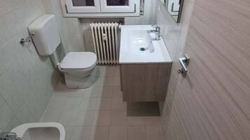Douche, sĂšche-cheveux, bidet, serviettes fournies