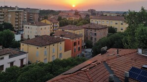 A residential area with buildings during sunset. - Independent Penthouse in the Heart of Modena (Modena)