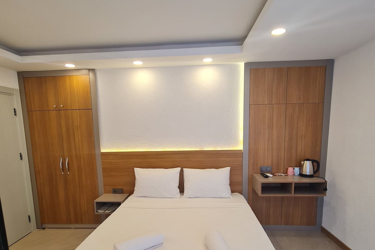 Basic Studio Suite | Blackout drapes, soundproofing, iron/ironing board, free WiFi