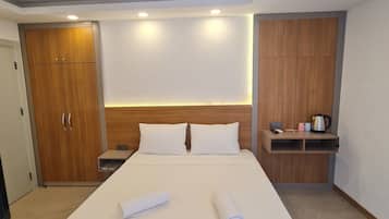 Basic Studio Suite | Blackout curtains, soundproofing, iron/ironing board, free WiFi