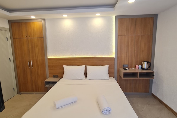 Studiosuite – basic | Blendingsgardiner, lydisolert, strykejern/-brett og wi-fi (inkludert)