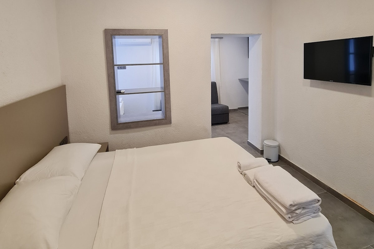 Basic Quadruple Room | Blackout drapes, soundproofing, iron/ironing board, free WiFi
