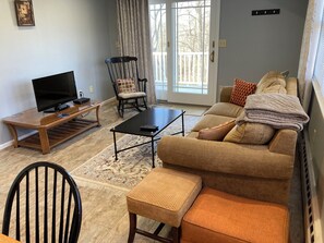 Smart TV - New One Bedroom Apartment Centrally Located in Southbury (Southbury)