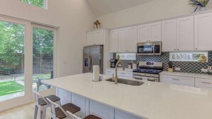 Casa, 2 camas Queen size, patio, vista al jardín (Blue Haven Retreat) | Cocina privada