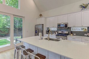 Ferienhaus, 2 Queen-Betten, Terrasse, Gartenblick (Blue Haven Retreat) | Eigene Küche