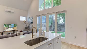 House, 2 Queen Beds, Patio, Garden View (Blue Haven Retreat) | Interior