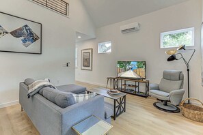 House, 2 Queen Beds, Patio, Garden View (Blue Haven Retreat) | Living area | 42-inch flat-screen TV with digital channels - Pet Friendly Quiet Neighborhood Near S. Lamar (Austin)