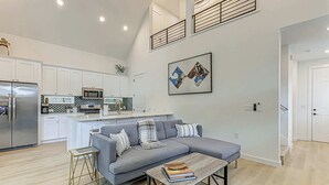 Casa, 2 camas Queen size, patio, vista al jardín (Blue Haven Retreat) | Área de sala de estar