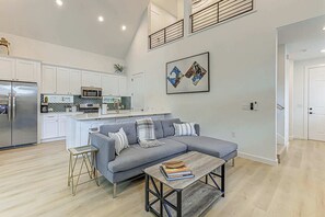 House, 2 Queen Beds, Patio, Garden View (Blue Haven Retreat) | Living area | 42-inch flat-screen TV with digital channels - Pet Friendly Quiet Neighborhood Near S. Lamar (Austin)