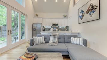 Huis, 2 queensize bedden, patio, uitzicht op tuin (Blue Haven Retreat) | Woonruimte | Een 42-inch flatscreentelevisie met digitale zenders