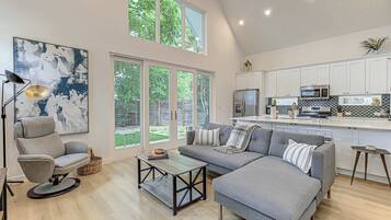 Talo, 2 keskisuurta parisänkyä, patio, näköala puutarhaan (Blue Haven Retreat) | Oleskelualue | 42–tuumainen taulutelevisio, jossa digitaalikanavat