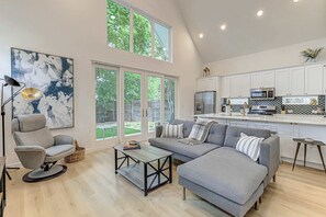 House, 2 Queen Beds, Patio, Garden View (Blue Haven Retreat) | Living area | 42-inch flat-screen TV with digital channels - Pet Friendly Quiet Neighborhood Near S. Lamar (Austin)