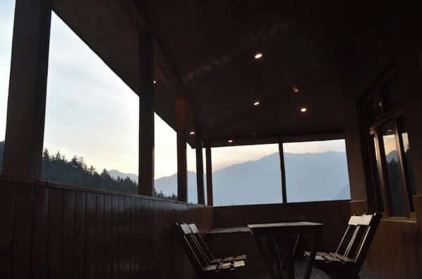 Outdoor dining - Charming 3-Bedroom Farmhouse in the Countryside (Naggar)