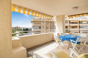 Unclassified image, 3 of 18, button