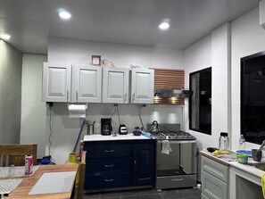 Fridge, oven, stovetop, coffee/tea maker - 3-bedroom house in charming Tree House Concept ,Coatepeque with WiFi, AC (Coatepeque)