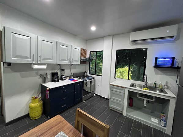 Fridge, oven, stovetop, coffee/tea maker