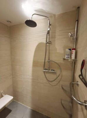 Shower, hair dryer, towels, soap - 50m2 in a quiet central location, close to sea and market (Fréjus)