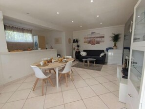 Interior - 50m2 in a quiet central location, close to sea and market (Fréjus)